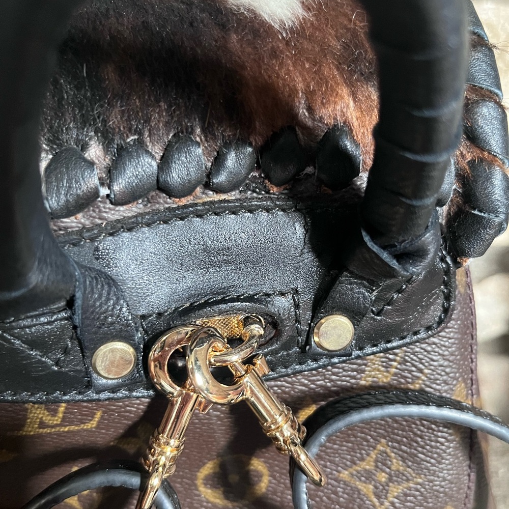 🖤 vintage Louis Vuitton boho cowhide and fringe montsouris pm backpack🖤 - Picture 5 of 11